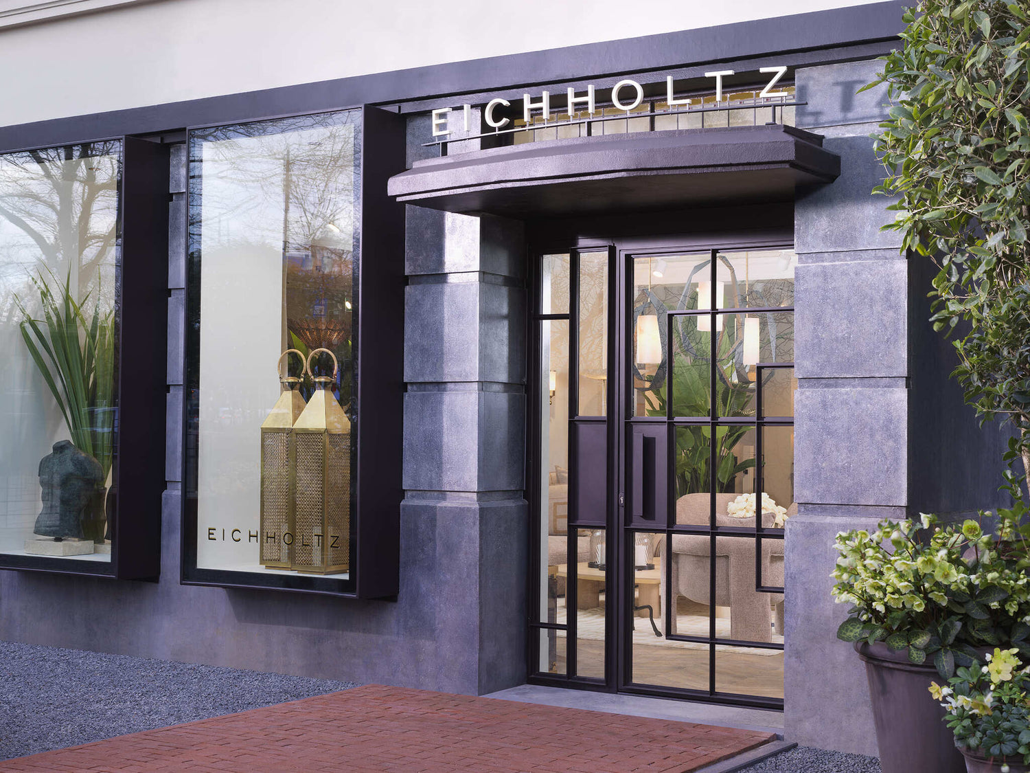 Eingangsbereich des Eichholtz Showrooms in Wien mit großer Glasfassade und stilvoller Außengestaltung