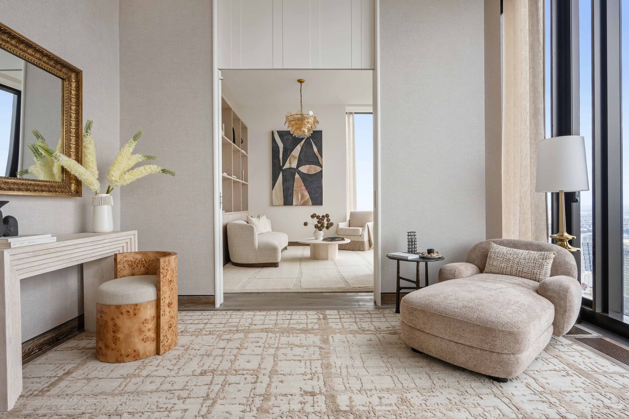 Harmonisch gestalteter Wohnbereich mit Konsole, Lounge-Sessel und Kunstwerk.