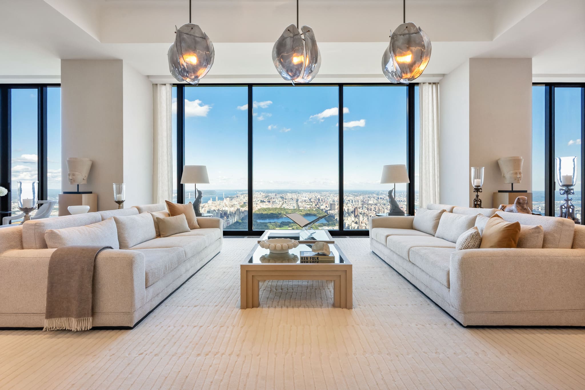 Helles Wohnzimmer mit Eichholtz Sofas, Couchtisch und Panoramablick.