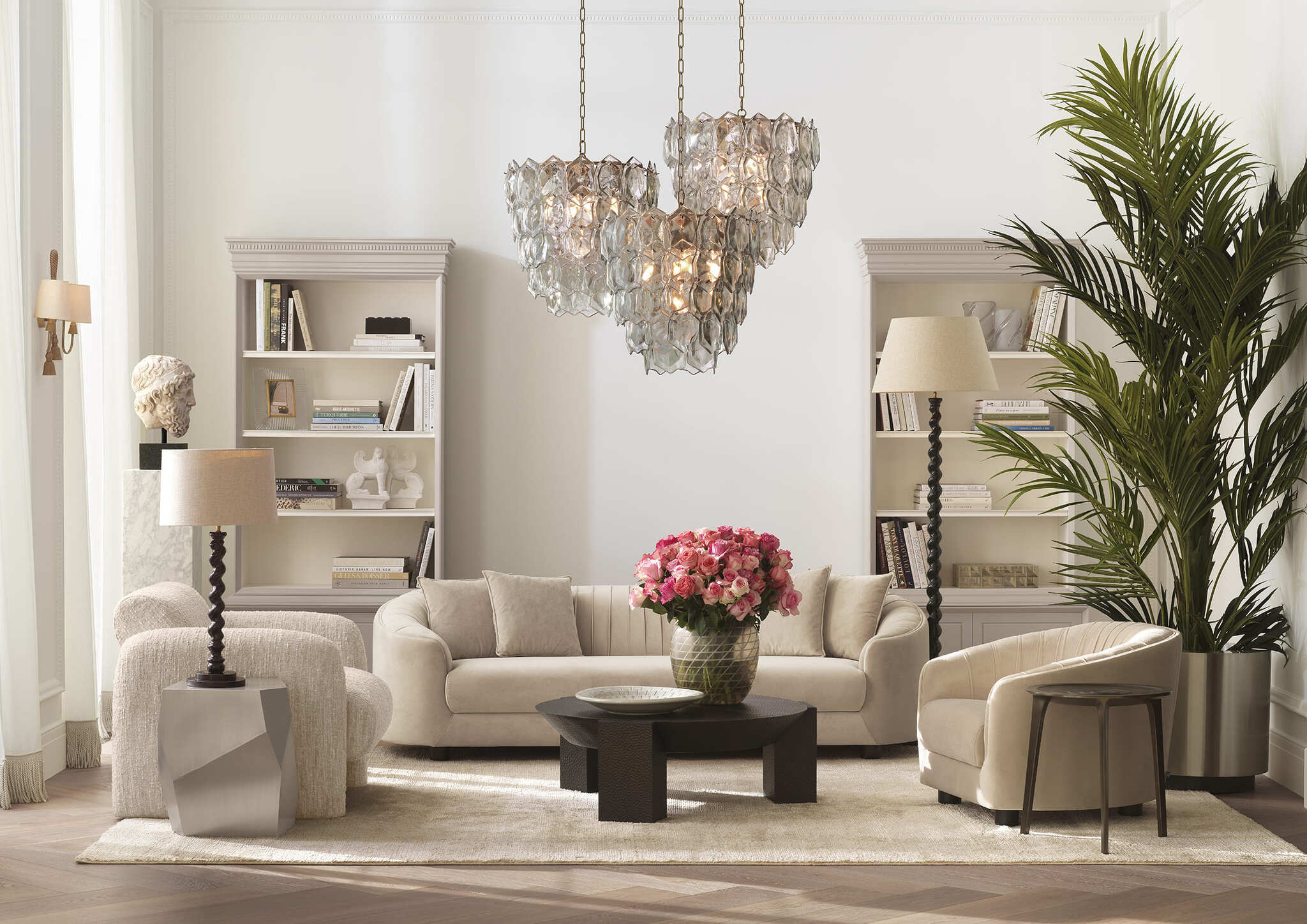 Wohnzimmer Interieur von Eichholtz mit luxuriösem Sofa, stilvollen Sesseln und prachtvollem Kronleuchter